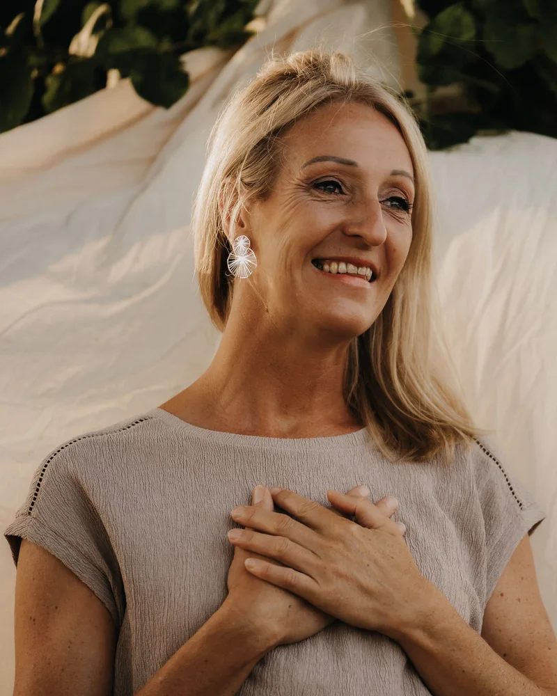 Judith Mermet, die Hände vor der Brust